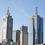 Die Skyline hinter der Princes Bridge und den Gebäuden des Federation Square.