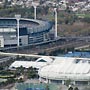 Im Vordergrund: Das Gelände, auf dem die Australian Open ausgetragen werden. Im Hintergrund: MCG, das größte Football und Cricket Stadion Australiens.
