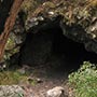 Die winzige Höhle im Wald.