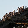 Touristen (höchstwahrscheinlich asiatisch), die für schlappe 175 Dollar einmal über die Brücke latschen dürfen - ohne Kamera.