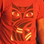 Jetzt leuchtet der Felsen in grellem Rot.