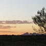 Am Horizont sieht man nochmal die Silhouette der Kata Tjuta.